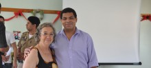 Luzia do Nascimento ao lado do secretário de Urbanismo, Robson Salomão, agradeceu a doação - Foto de Jordana Mapa