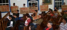 Manifestantes reivindicam empenho do legislativo para o encaminhamento de soluções referentes ao transporte público do município - Foto de Eduardo Maia