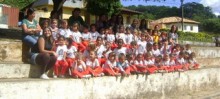 Alunos da Escola Municipal de Educação Infantil Sueli, de Santa Rita de Ouro Preto, revitalizam jardm do distrito