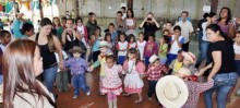 Crianças da oficina infantil do Cras animaram a festa com a dança de quadrilha - Foto de Michelle Borges