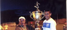 Capitão do Cruzeiro do Sul recebe troféu como campeão do Cachoeirão - Foto de Time do Cruzeiro do Sul