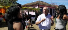 A eleitora Lucimar apresenta sua filha ao candidato Zé Leandro - Foto de Gabriela Barone