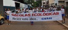 Alunos do 7° e 8° ano do CEMI fizeram uma passeata pela cidade para mobilizar a população - Foto de Michelle Borges