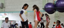 Atletas do Núcleo ajudaram os alunos da escola Laura Queiroz nas atividades - Foto de Michelle Borges