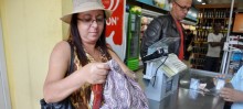 Vânia Castro já usa a sacola retornável para carregar as suas compras - Foto de Michelle Borges