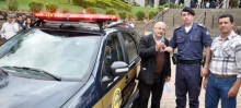Comandante da Guarda Civil Municipal recebe a chave da nova viatura das mãos do Prefeito de Itabirito - Foto de Marina Leão