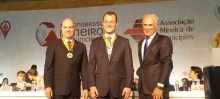 Prefeito de Ouro Preto é condecorado em Congresso Mineiro de Municípios