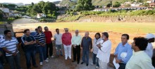 Prefeito Angelo Oswaldo e demais autoridades durante visita às obras do Complexo Esportivo Água Limpa - Foto de Neno Vianna