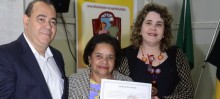 Dona Ailza recebe diploma de Operador de Computador - Foto de Roberto Ribeiro