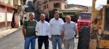 Vereadores Zé do Binga e Léo Feijoada (ao centro) acompanham as ações na Vila Aparecida junto à equipe de obras