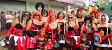 Foliões capricham na fantasia para acompanhar o desfile da Bandalheira - Foto de Sanderson Pereira