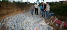 Prefeito Angelo Oswaldo e demais autoridades visitam obras de calçamento no Riacho, em Amarantina - Foto de Neno Vianna