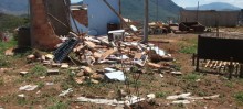 Casas construídas em terreno de invasão ficaram totalmente destruídas com a forte chuva - Foto de Michelle Borges