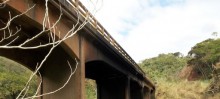 Ponte sobre o Rio Gualaxo continua interditada - Foto de Cléber Duarte