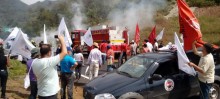 Na manhã da quarta-feira (5) as duas vias da BR-356 foram fechadas por manifestação dos movimentos sindicais de Ouro Preto - Foto de Rogério Bibiano/ TV TOP Cultura