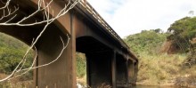 Ponte sobre o rio Gualaxo continua interditada - Foto de DER-MG