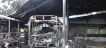 Incêndio destrói ônibus de empresa em Itabirito