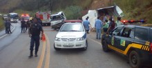 Guardas municipais, bombeiros Militar e Civil, SAMU e Policia Rodoviária atuam em acidente de trânsito