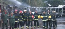 Equipe trabalha para retirada dos ônibus queimados - Foto de Michelle Borges