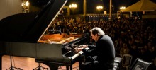 O público encheu a Praça da Estação, local onde aconteceu o concerto de piano itinerante - Foto de Demétrio Aguiar