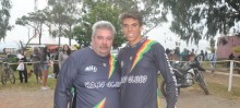 O campeão do Sub 30, Rodrigo Júnior, acompanhado de seu pai - Foto de Sanderson Pereira