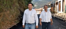 Léo Feijoada e Zé do Binga averiguam o asfalto na Vila Aparecida