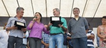 Prefeito Alex Salvador e vereador Ceará receberam placa de agradecimento da Associação Comunitária do Acuruí 