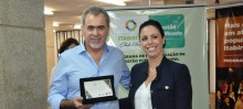 Prefeito Alex Salvador recebe da subsecretária de Gestão Estratégica Governamental, Adriane Ricieri, placa comemorativa de reconhecimento de Excelência Pública Municipal