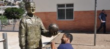Genim, o criador da escultura e da nova bola ao lado de “Telê”