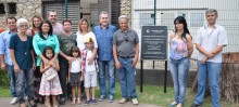 Família do professor Alírio com o prefeito Alex e o vice-prefeito Wolney de Oliveira no momento do descerramento da placa