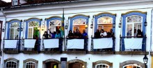 Câmara de portas abertas e com bandeiras brancas na sacada durante a manifestação em Ouro Preto