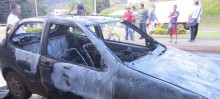 Carro pega fogo em Itabirito