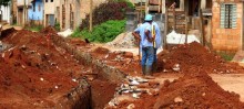 SEMAE faz desobstrução de rede de esgoto em Antônio Pereira