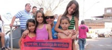 Crianças do bairro Santo Antônio marcam presença no comício de Celina e Ilacy - Foto de Alexandre Tiradentes