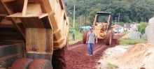 Manutenções de estradas pelos distritos seguem a todo vapor em Mariana