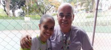 Presidente do time Mulan Futsal Feminino, Moacir Cruz, posa ao lado da treinadora,Talita Oliveira - Foto de Luana Chaves