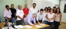 Prefeito Manoel da Mota e representante da empresa Urb-Topo assinam o contrato - Foto de Agnaldo Montesso