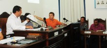 Danilo Nonato entrega relatório de prestação de contas aos vereadores.