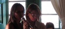 Esquerda e direita na foto – Polyana Ferreira (coordenadora) e Tânia Suares (diretora geral) – explicam situação na Câmara
