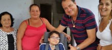 Entrega de cadeira de roda para criança no Bairro Santo Antônio - Foto de ítalo do Carmo