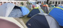 Há uma semana, estudantes estão acampados em frente à prefeitura