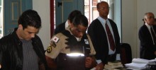 Edmar (esquerda) durante o júri popular que o condenou por matar a própria filha, em 2006