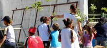 Crianças de Amarantina plantam 200 mudas de árvores ao redor do Campo das Cavalhadas