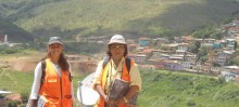 Geólogos Gláucia Barreto e o Sr. Vital Yuiti Assano fazem o mapeamento de áreas de risco em Ouro Preto.
