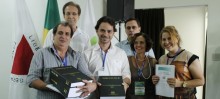 O vice-prefeito, Chiquinho Xavier, e o secretário de Meio Ambiente, Paulo Márcio da Silva, recebem oficialmente o Plano Municipal de Saneamento Básico - Foto de Douglas Aparecido