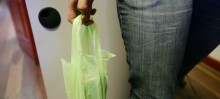 Comerciantes devem substituir as tradicionais sacolas plásticas por materiais biodegradáveis até o mês de setembro - Foto de Neno Vianna