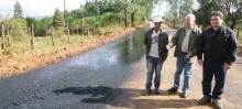 Prefeito Angelo Oswaldo e secretário de Obras, Paulo Morais, visitam obras da estrada de Lavras Novas - Foto de Neno Vianna