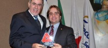 Prefeito Alex recebe troféu das mãos do Deputado Federal Eros Biondini