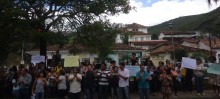 Professores protestam pelo pagamento do piso nacional durante reunião da Câmara