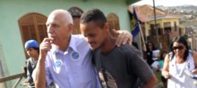 Eleitor segue abraçado com Zé Leandro em caminhada no bairro Pocinho